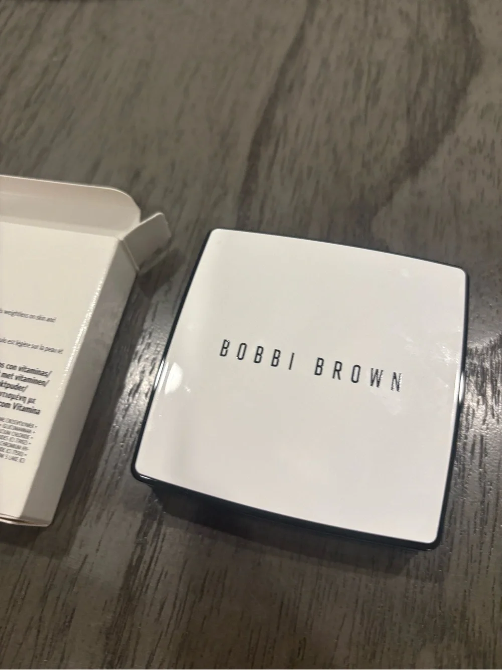 * New Bobbi Brown Vitamin Enriched Pressed Powder - Yellow